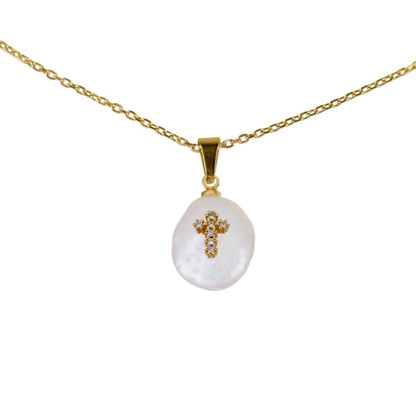 Detail van zoetwater parelketting  met witte parel hanger met stras steentjes in kruis motief en goud edelstaal | Coin Pearl Golden Cross