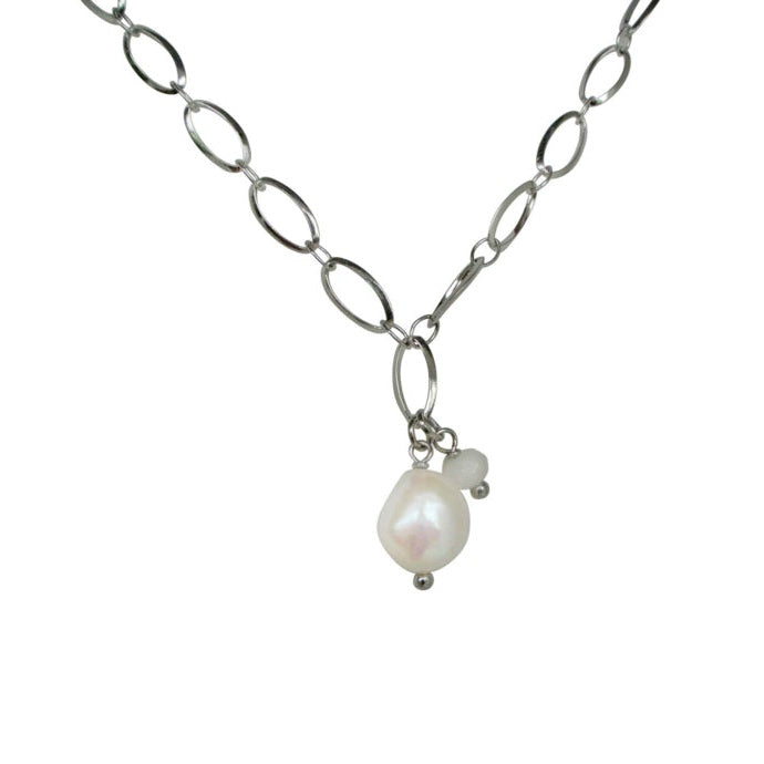 Detail van zoetwater parelketting met witte parel hanger en zilver edelstaal | Flow Oval Silver Pearl