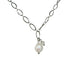 Detail van zoetwater parelketting met witte parel hanger en zilver edelstaal | Flow Oval Silver Pearl 