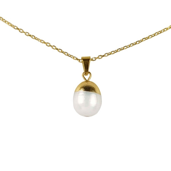 Detail van witte zoetwater parelketting met goud edelstaal en parel hanger | set Gold Dip White Pearl