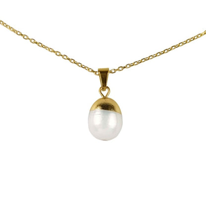 Detail van witte zoetwater parelketting met goud edelstaal en parel hanger | set Gold Dip White Pearl