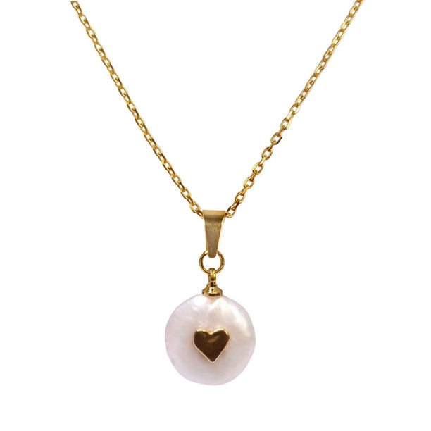 Detail van zoetwater parelketting met witte parel  met gouden hartje en goud edelstaal | Golden Love Pearl