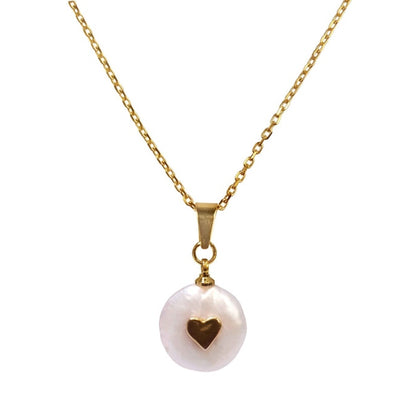 Detail van zoetwater parelketting met witte parel  met gouden hartje en goud edelstaal | Golden Love Pearl