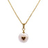 Detail van zoetwater parelketting met witte parel  met gouden hartje en goud edelstaal | Golden Love Pearl