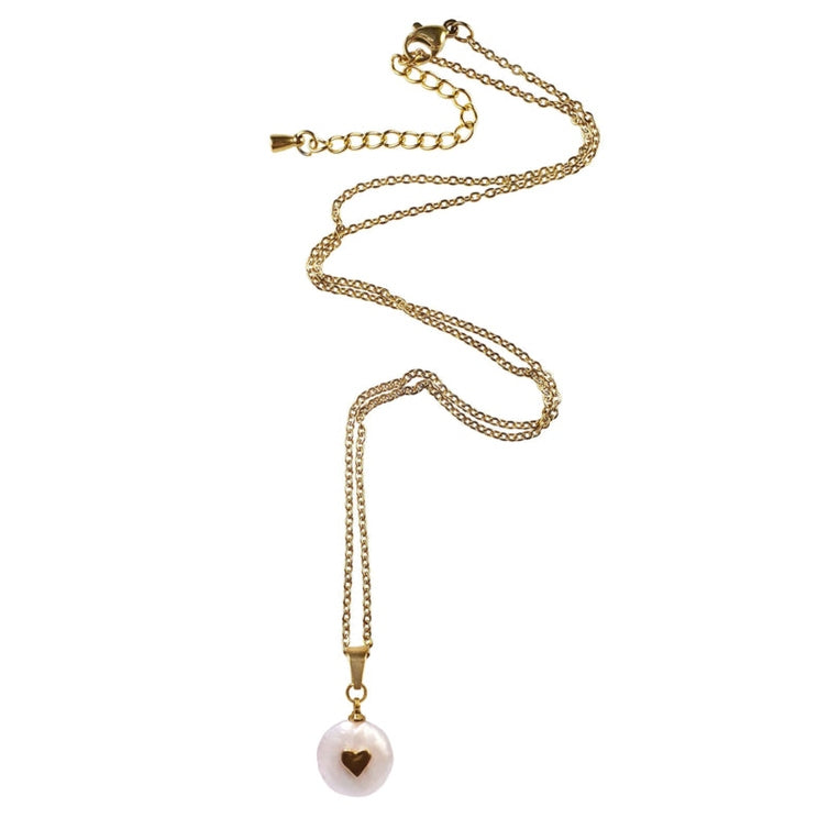 Zoetwater parelketting met witte parel met gouden hartje en goud edelstaal liggend | Golden Love Pearl