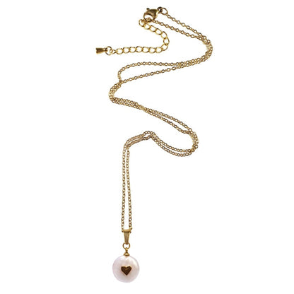 Zoetwater parelketting met witte parel met gouden hartje en goud edelstaal liggend | Golden Love Pearl