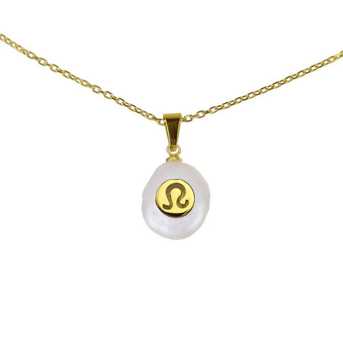 Detail van zoetwater parelketting met witte parel hanger met gouden symbool van sterrenbeeld leeuw en goud edelstaal | Gouden Sterrenbeeld Leeuw