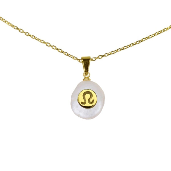 Detail van zoetwater parelketting met witte parel hanger met gouden symbool van sterrenbeeld leeuw en goud edelstaal | Gouden Sterrenbeeld Leeuw