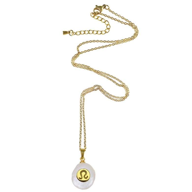 Zoetwater parelketting met witte parel hanger met gouden symbool van sterrenbeeld leeuw en goud edelstaal liggend | Gouden Sterrenbeeld Leeuw
