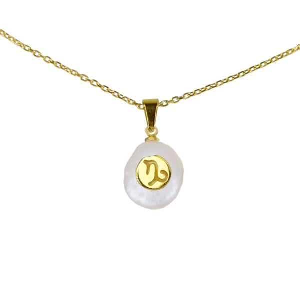 Detail van zoetwater parelketting met witte parel hanger met gouden symbool van sterrenbeeld steenbok en goud edelstaal | Gouden Sterrenbeeld Steenbok