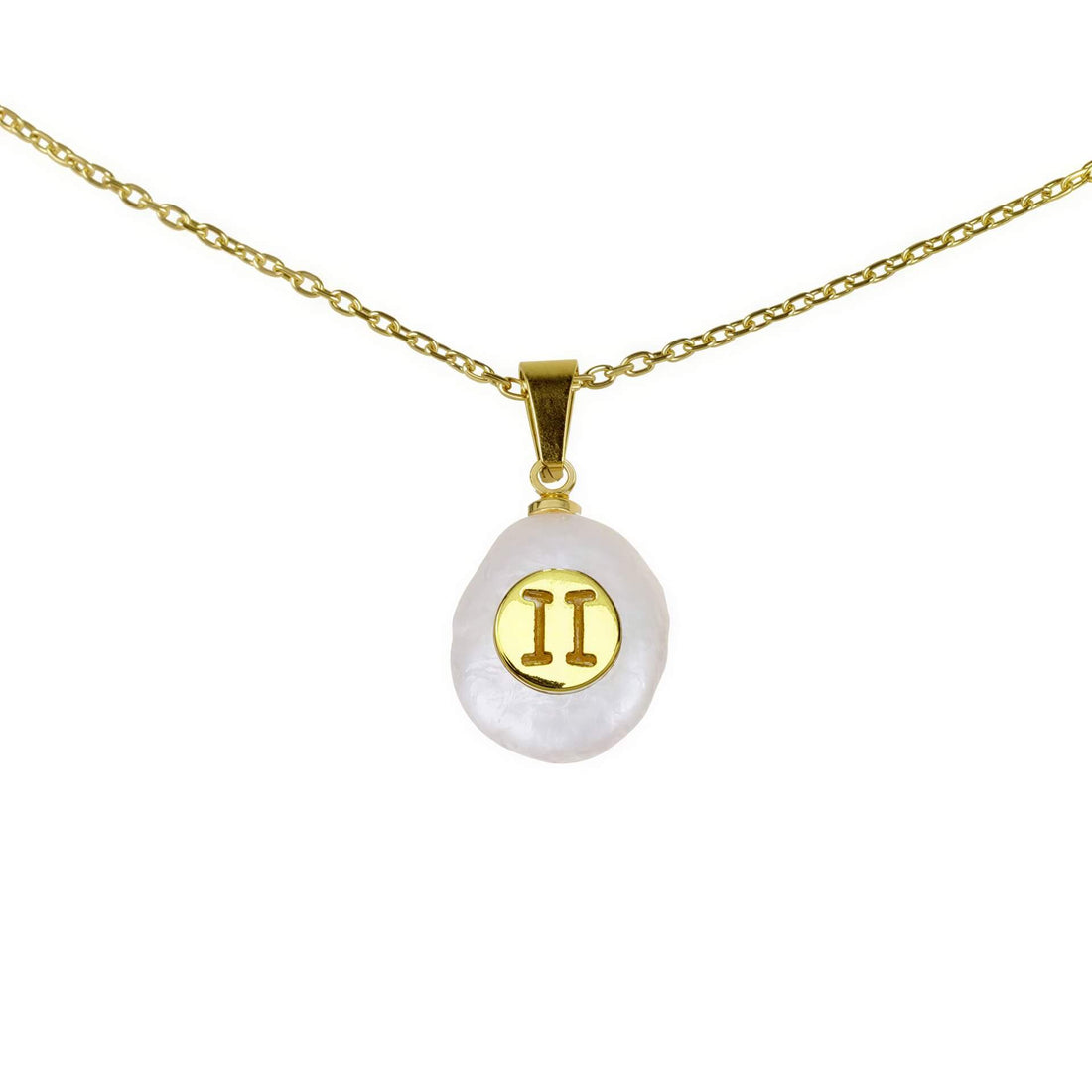 Detail van witte zoetwater parelketting met hanger en symbool van sterrenbeeld Tweeling en goud edelstaal | Gouden Sterrenbeeld Tweeling
