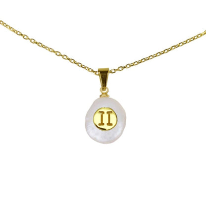 Detail van witte zoetwater parelketting met hanger en symbool van sterrenbeeld Tweeling en goud edelstaal | Gouden Sterrenbeeld Tweeling