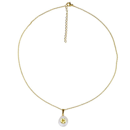 Witte zoetwater parelketting met symbool sterrenbeeld Vissen, ketting met parel met sterrenbeeld vissen symbool hangend aan goud edelstalen ketting, overzicht