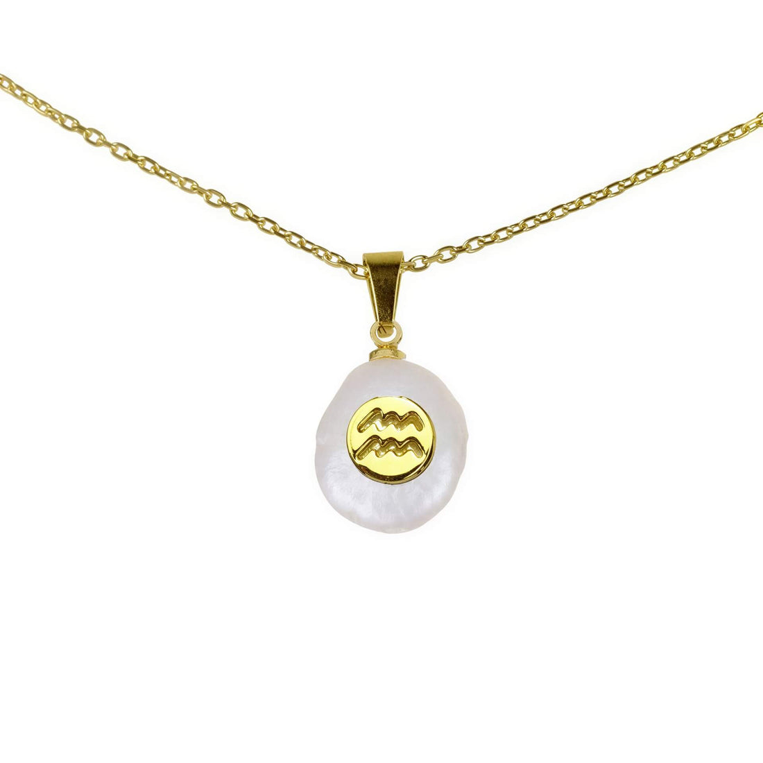 Detail van witte zoetwater parelketting met hanger en symbool van sterrenbeeld Waterman en goud edelstaal | Gouden Sterrenbeeld Waterman