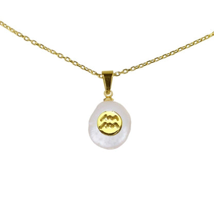 Detail van witte zoetwater parelketting met hanger en symbool van sterrenbeeld Waterman en goud edelstaal | Gouden Sterrenbeeld Waterman