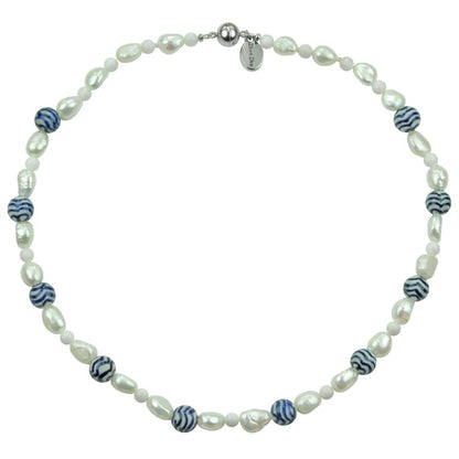 Zoetwater parelketting met witte parels, kralen met Delfts blauw motief en magneetslotje | Hollands Glorie Golfje