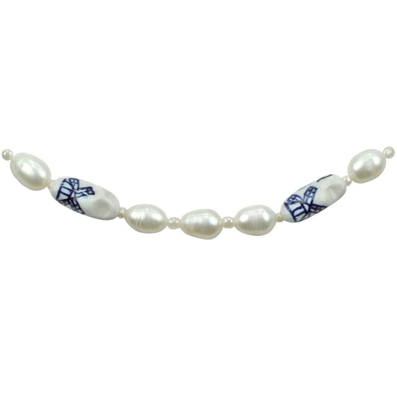 Detail van zoetwater parelketting met witte parels, Delfts blauwe klomp en magneetslotje | Hollands Glorie Klomp Wit