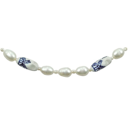 Detail van zoetwater parelketting met witte parels, Delfts blauwe klomp en magneetslotje | Hollands Glorie Klomp Wit