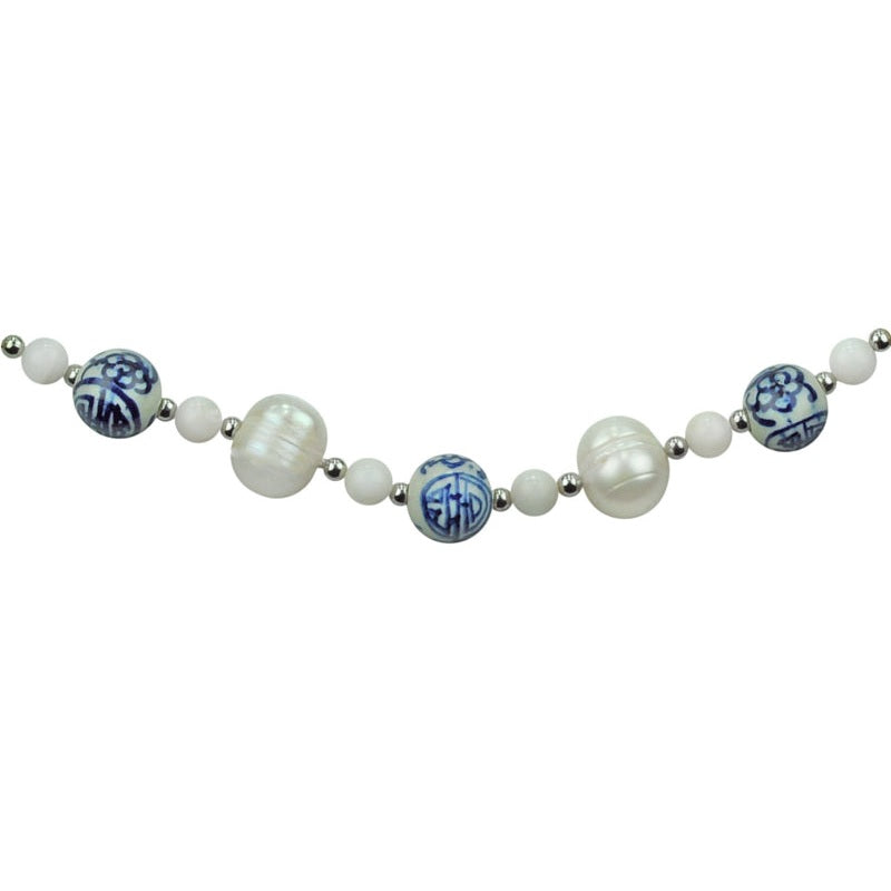 Detail van zoetwater parelketting met kralen met Delfts blauw motief en magneetslotje | Hollands Glorie Zilver Bling