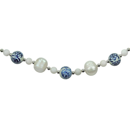 Detail van zoetwater parelketting met kralen met Delfts blauw motief en magneetslotje | Hollands Glorie Zilver Bling