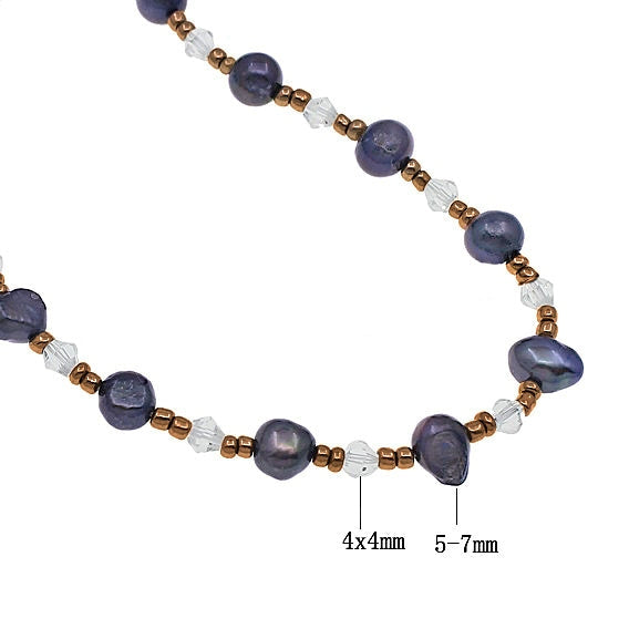 Detail van lange zoetwater parelketting met blauw paarse parels | Ilora