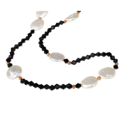 Detail van lange zoetwater parelketting met witte parels en zwart facet geslepen glaskristallen | Long Black Crystal White Coin