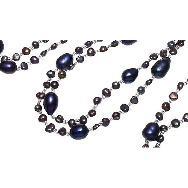 Detail van lange zoetwater parelketting met blauw zwarte parels | Long seed Bead Dark Blue
