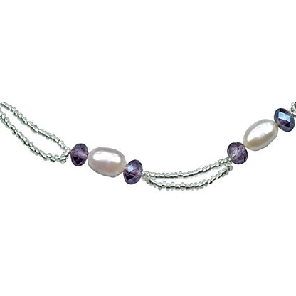 Detail van zoetwater parelketting met witte parels, paarse glaskristallen en magneetslotje | Pacio