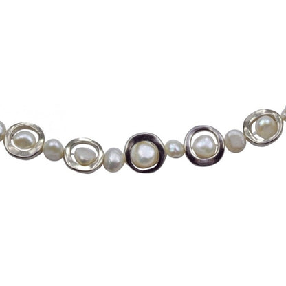 Detail van zoetwater parelketting met witte parels | Pearl Geometric