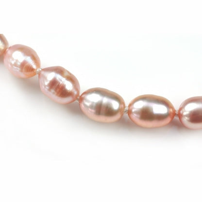 Detail van roze handgeknoopte zoetwater parelketting met sterling zilver (925) | Pini