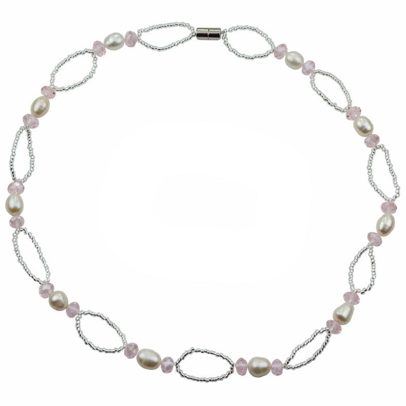 Zoetwater parelketting met witte parels, roze glaskristallen en magneetslotje | Rocio