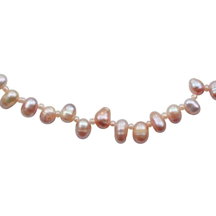 Detail van zoetwater parelketting met zalm roze parels en sterling zilver (925) | Rozi