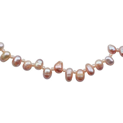 Detail van zoetwater parelketting met zalm roze parels en sterling zilver (925) | Rozi