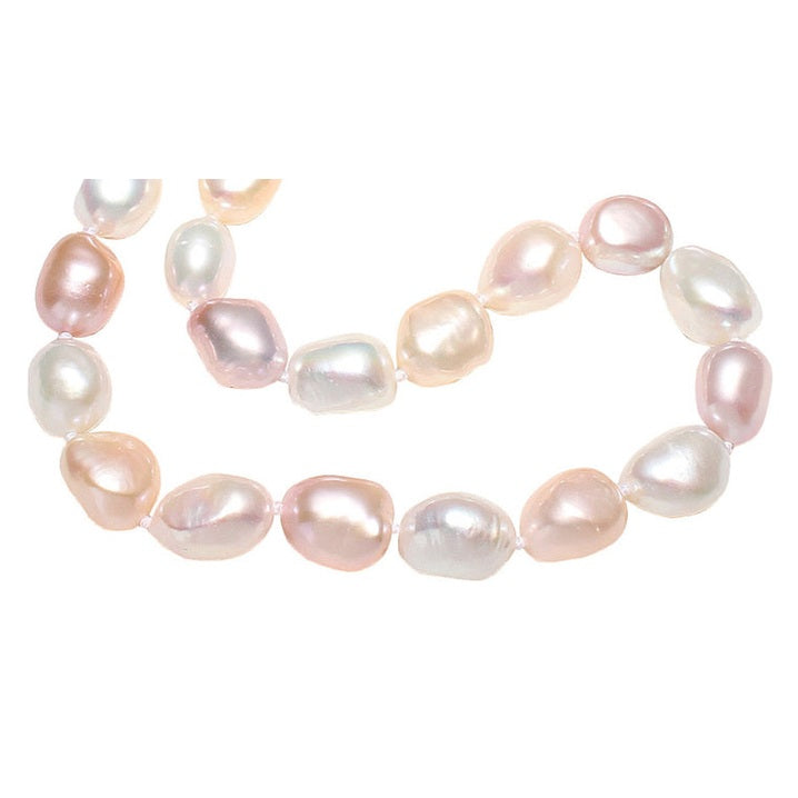 Detail van handgeknoopte zoetwater parelketting met witte, zalm en roze parels | Sina