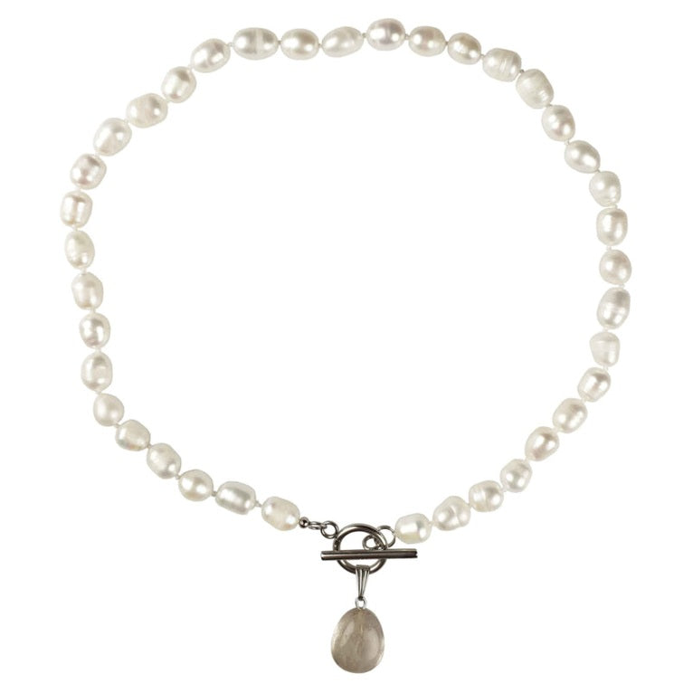 Handgeknoopte zoetwater parelketting met witte parels, zilver edelstaal en rook kwarts hanger | Toggle Pearl Smokey Quartz