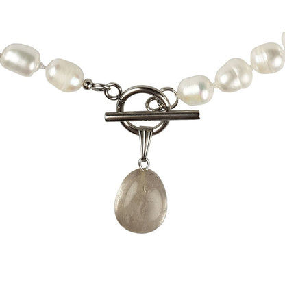Detail van handgeknoopte zoetwater parelketting met witte parels, zilver edelstaal en rook kwarts hanger | Toggle Pearl Smokey Quartz