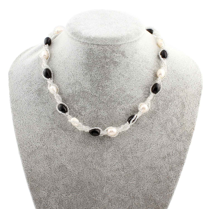 Zoetwater parelketting met witte parels en zwarte glaskralen op buste | Twine Pearl Black Glass