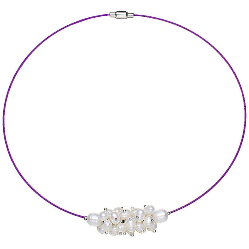 Korte zoetwater parelketting met witte parels aan paarse spang met magneetslotje | White Oval Ball Purple
