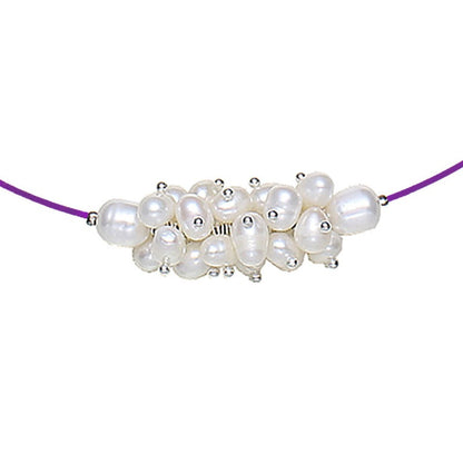 Detail van korte zoetwater parelketting met witte parels aan paarse spang met magneetslotje | White Oval Ball Purple