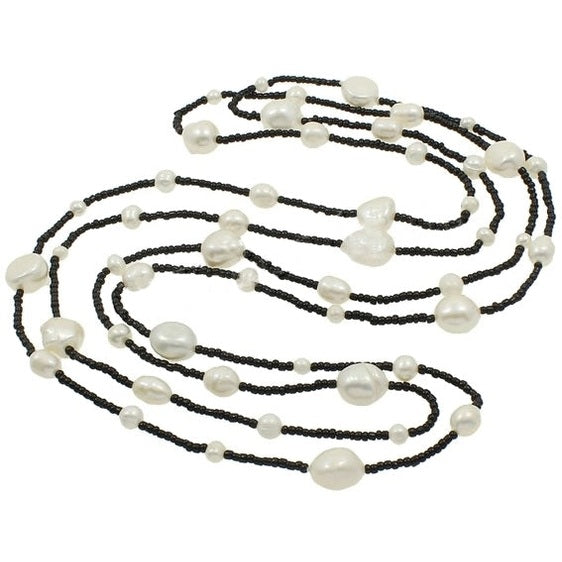 Lange zoetwater parelketting met witte parels en zwarte glaskraaltjes | White Pearl Black Sweater