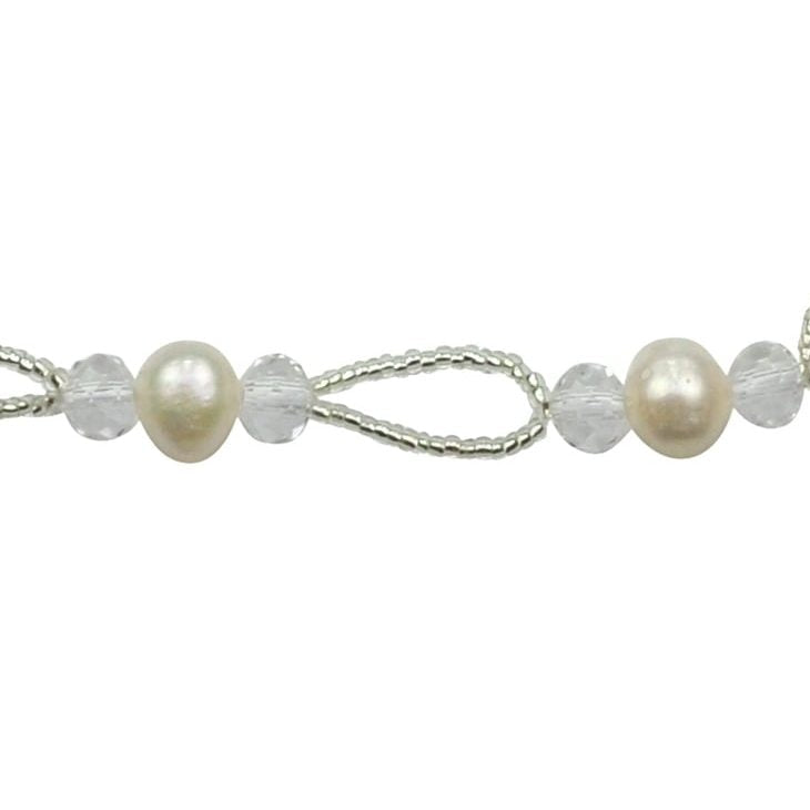 Detail van zoetwater parelketting met witte parels, facet geslepen glaskralen en magneetslotje | Wicio