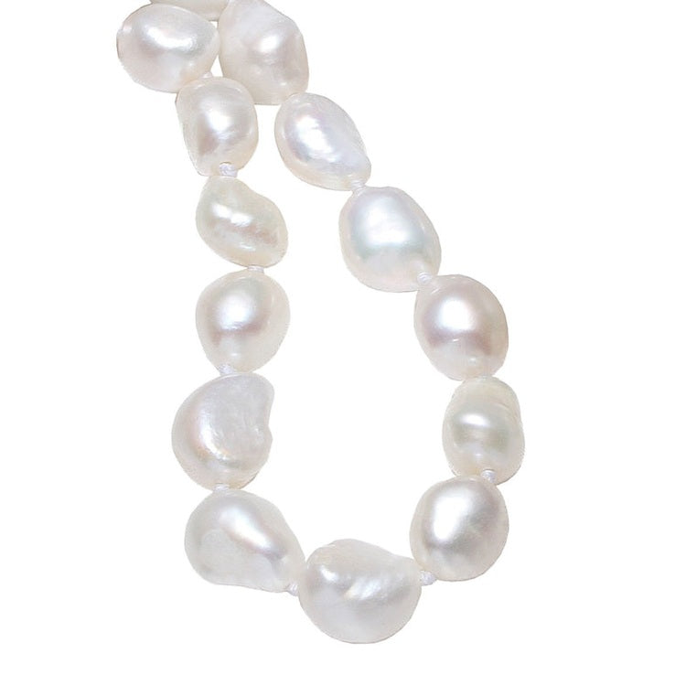 Detail van witte handgeknoopte zoetwater parelketting | set Wola Two