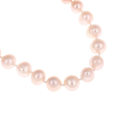 Detail van handgeknoopte zoetwater parelketting met zalm kleurige parels en sterling zilver (925) | Zalina