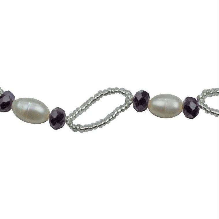 Detail van zoetwater parelketting met witte parels, zwarte facet geslepen glaskralen en magneetslotje | Zwicio