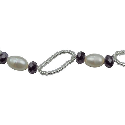 Detail van zoetwater parelketting met witte parels, zwarte facet geslepen glaskralen en magneetslotje | Zwicio