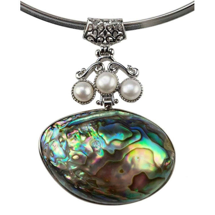 Detail van zoetwater parelketting met witte parels en abalone hanger aan zilveren spang | Three Pearl Abalone