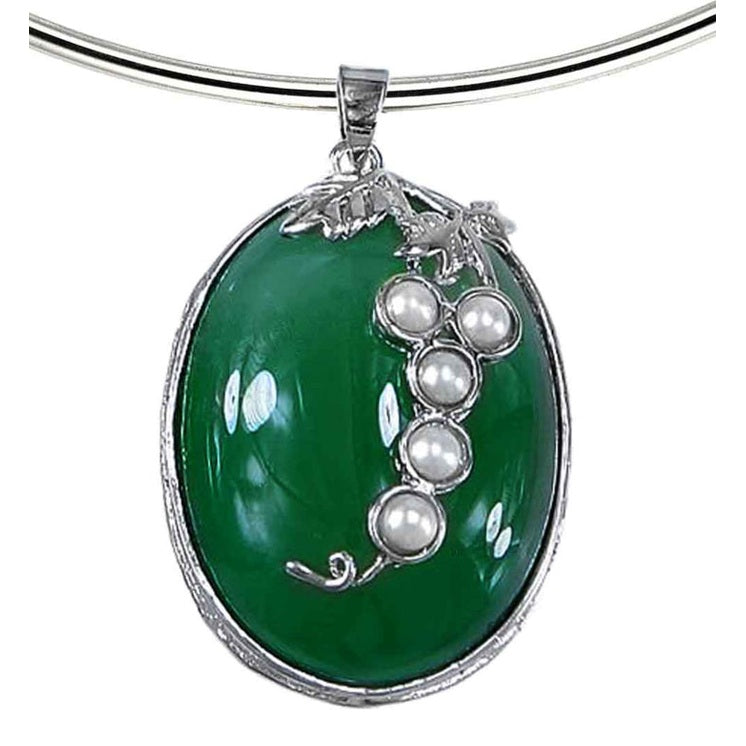 Detail van zoetwater parelketting met witte parels en groene agaat hanger aan zilveren spang | Green Agate Pearl Grape