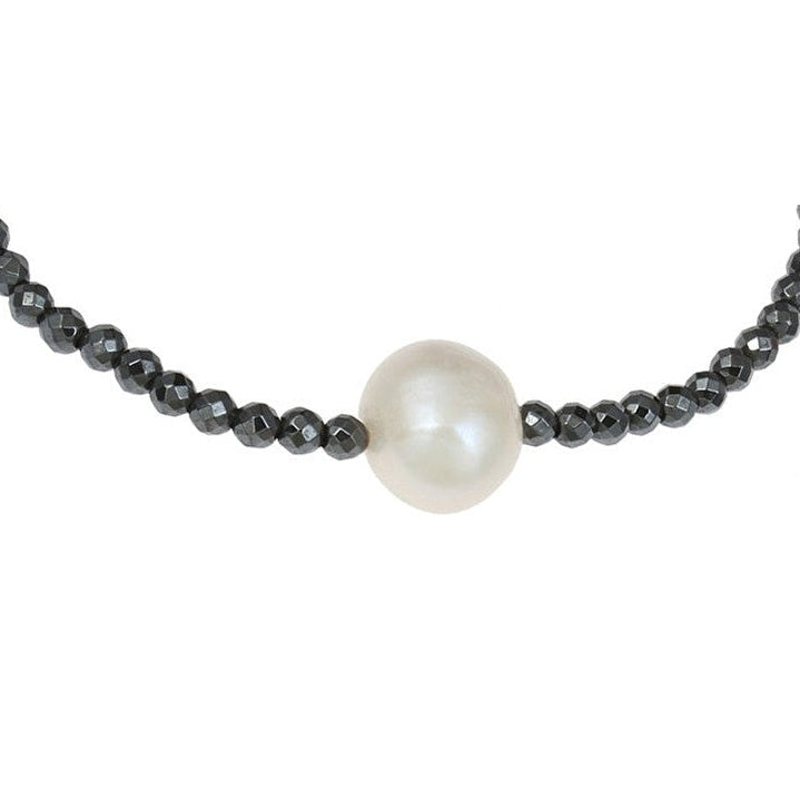 Detail van zoetwater parelketting met witte parel, zwarte edelsteen hematiet en sterling zilver (925) | Hematite Pearl W