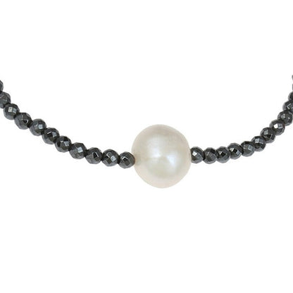 Detail van zoetwater parelketting met witte parel, zwarte edelsteen hematiet en sterling zilver (925) | Hematite Pearl W