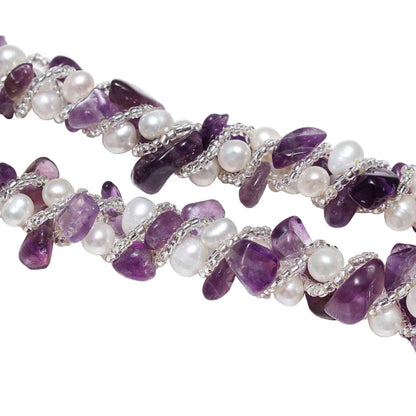 Detail van zoetwater parelketting met witte parels, paarse edelsteen amethist en magneetslotje | Pearl White Amethyst